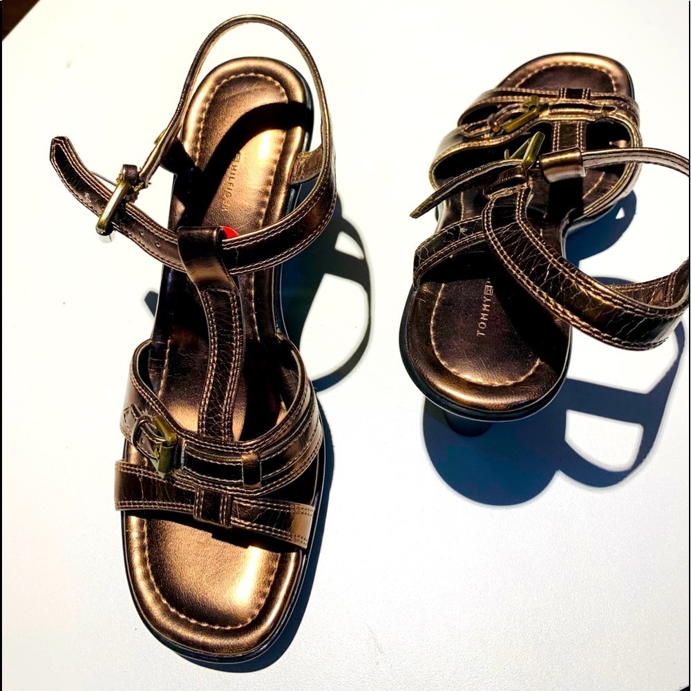 S28- 💰💰SALE 💰Tommy Hilfiger BN bronze sandals size 7